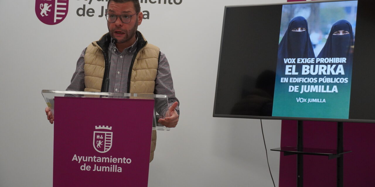 Vox consigue meter en el pleno la moción para regular el uso del burka