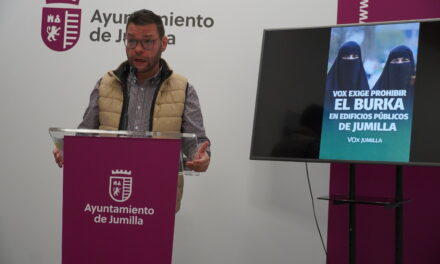 Vox consigue meter en el pleno la moción para regular el uso del burka