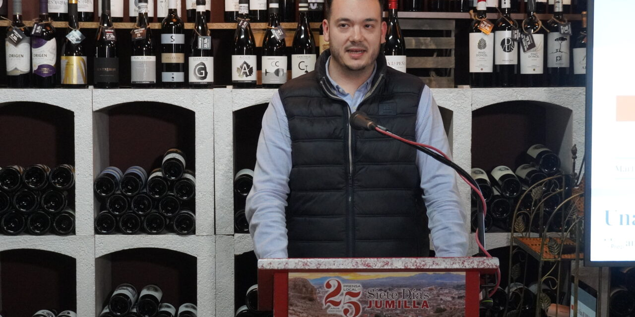 José Pérez Mariscal presenta la revista del 25 Aniversario de Siete Días Jumilla
