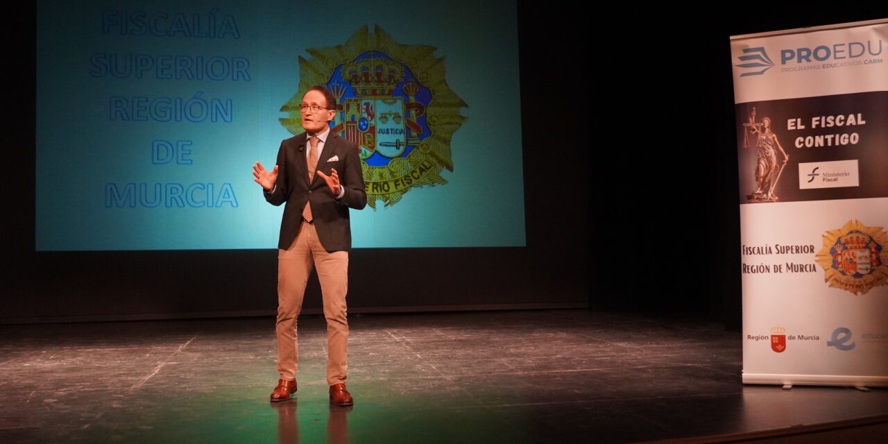 El fiscal superior de la Región alerta a los jóvenes acerca de los riesgos en el uso de las nuevas tecnologías