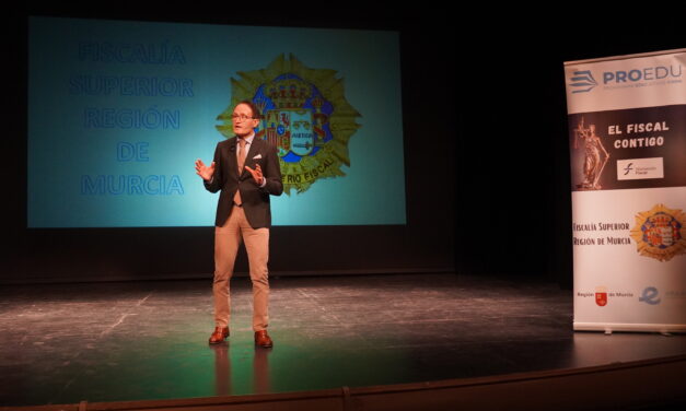 El fiscal superior de la Región alerta a los jóvenes acerca de los riesgos en el uso de las nuevas tecnologías