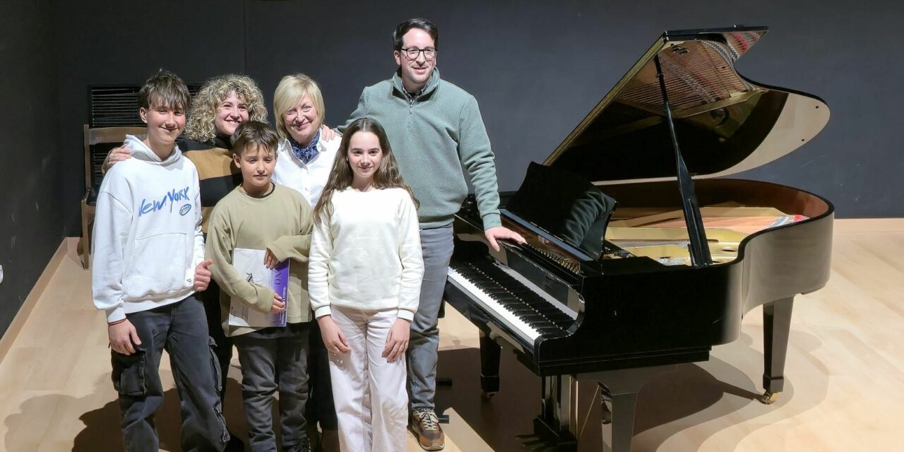 Cinco alumnos de piano de la Escuela muestran su progreso en una audición