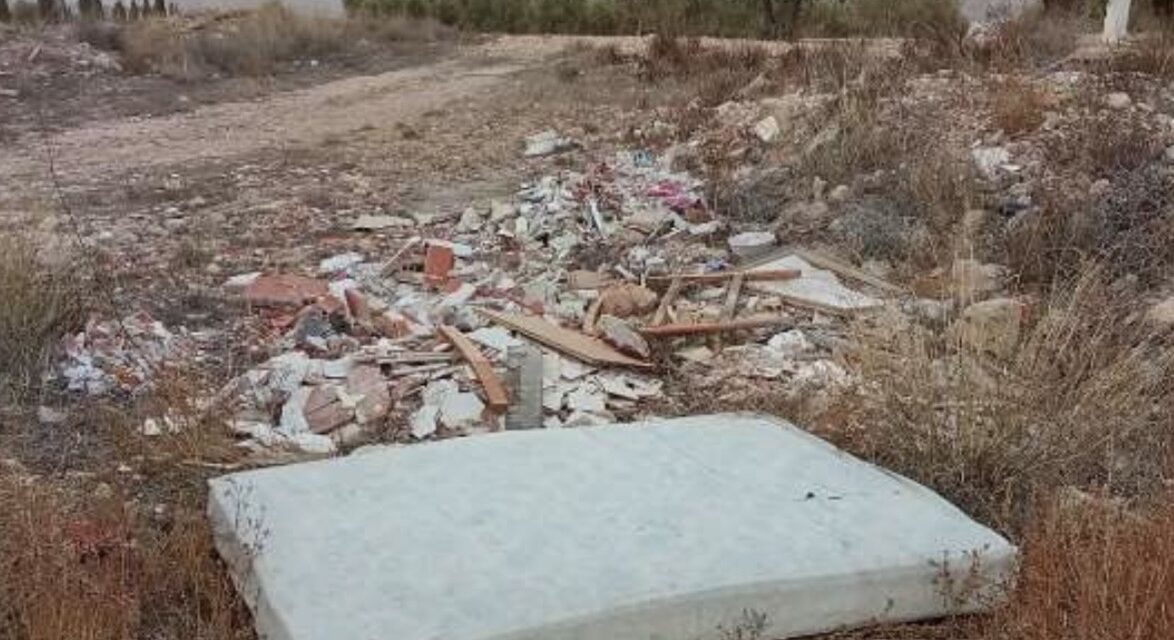 Medio Ambiente intensifica la limpieza en solares y puntos críticos de vertidos incontrolados