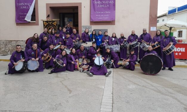 Los tamborileros jumillanos tiñen de morado la Puebla de Híjar, en Teruel
