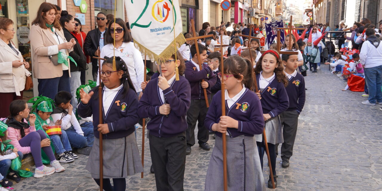 La ilusión de los más pequeños, en la procesión del colegio Santa Ana