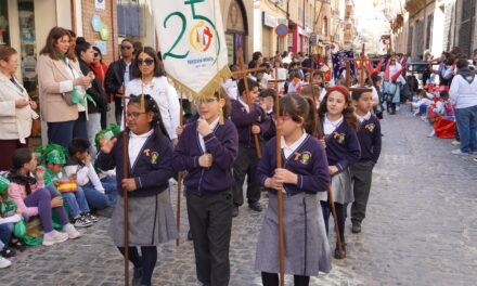 La ilusión de los más pequeños, en la procesión del colegio Santa Ana