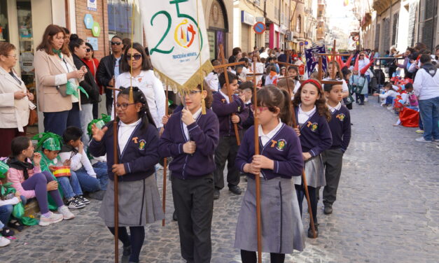 La ilusión de los más pequeños, en la procesión del colegio Santa Ana