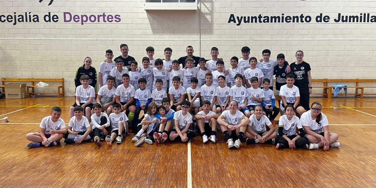 El I Campus de Semana Santa de la EFS Jumilla reúne a casi mediocentenar de jugadores