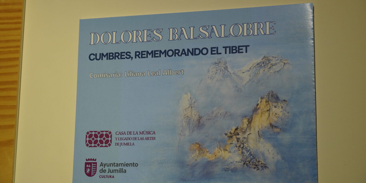 Dolores Balsalobre expone diez obras de la serie “Cumbres” que le inspiró sus dos viajes al Tíbet