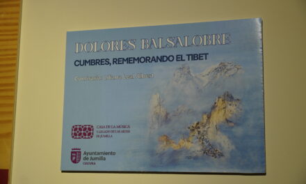 Dolores Balsalobre expone diez obras de la serie “Cumbres” que le inspiró sus dos viajes al Tíbet