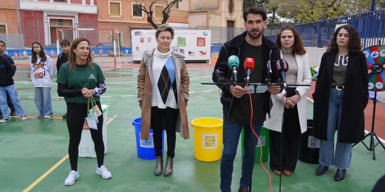 Los alumnos de Primaria participan en una campaña de concienciación que favorece el reciclaje en las aulas