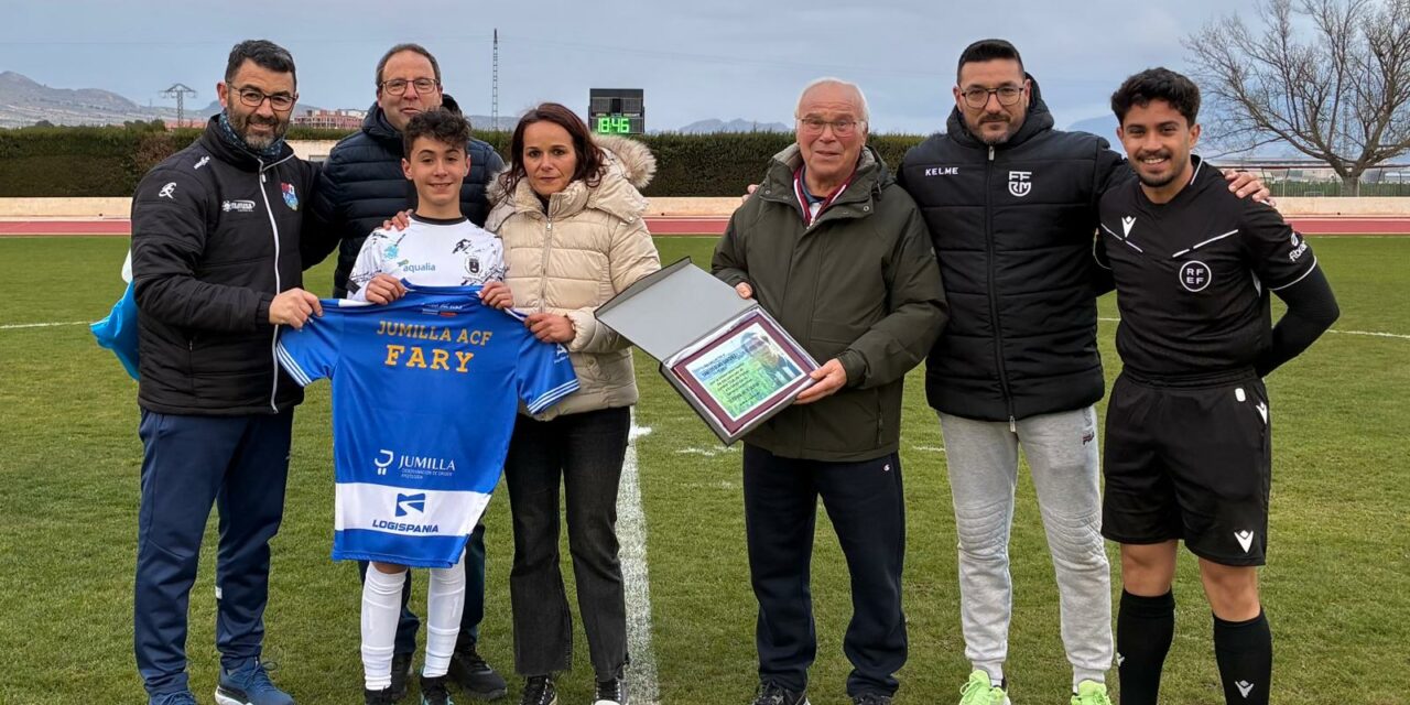 El fútbol local recuerda a Fary en un emotivo acto con su familia