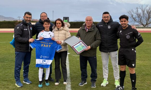 El fútbol local recuerda a Fary en un emotivo acto con su familia
