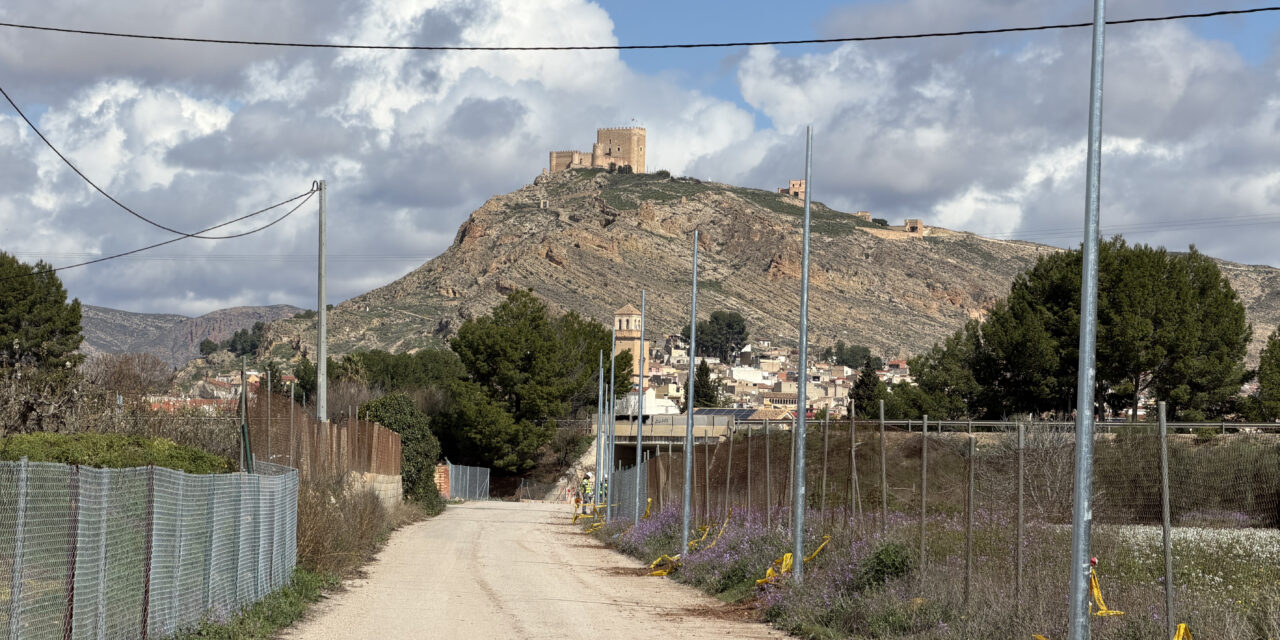 Arranca la instalación de la nueva iluminación del Camino de la Vía que une Jumilla y La Estacada