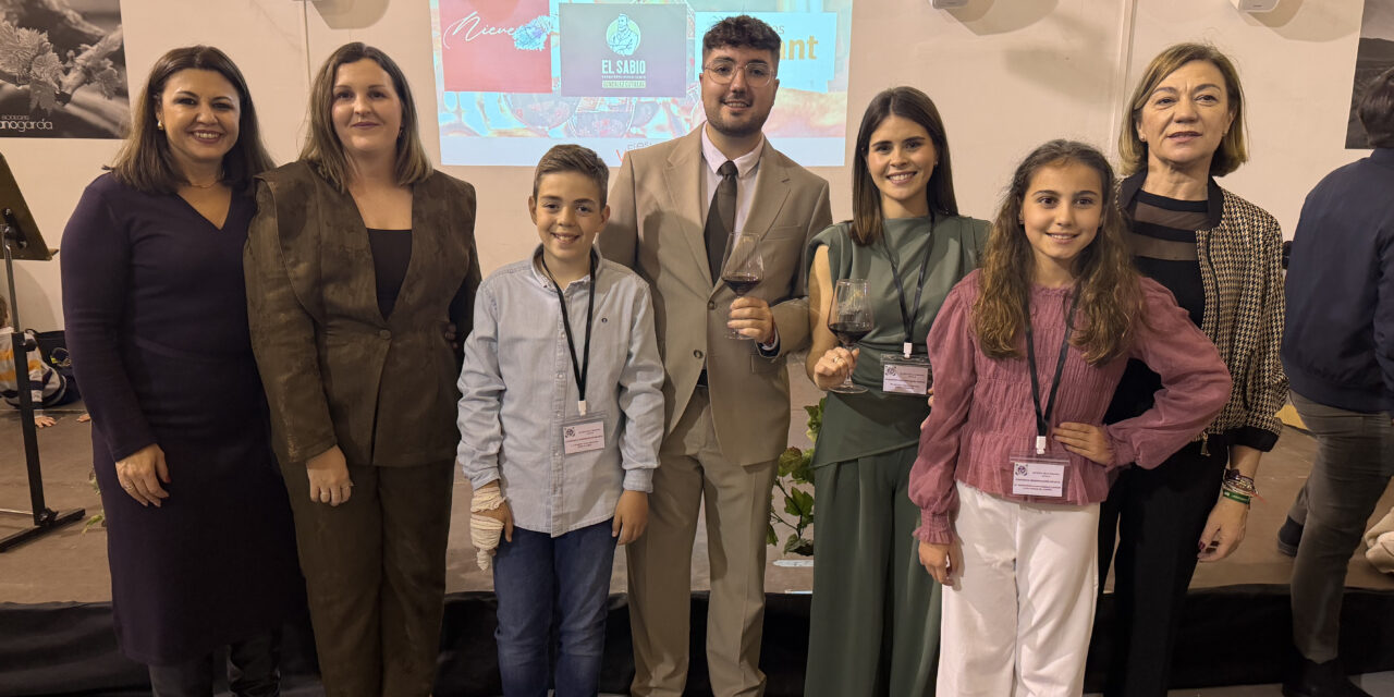 Natalia y Adrián junto a María Inmaculada y Alejandro, Vendimiadores Mayor e Infantil de la 53 Fiesta de la Vendimia