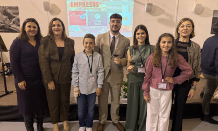 Natalia y Adrián junto a María Inmaculada y Alejandro, Vendimiadores Mayor e Infantil de la 53 Fiesta de la Vendimia