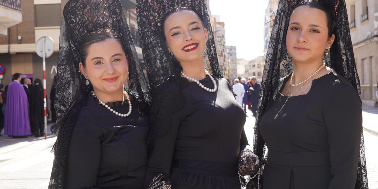 Las manolas de Jueves Santo se lucen en la tarde más bella