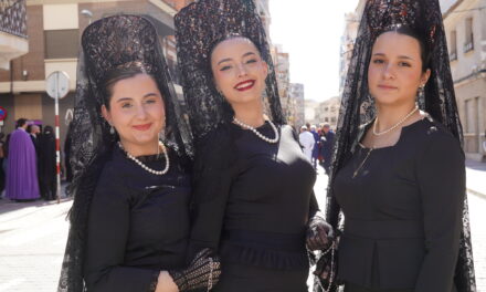 Las manolas de Jueves Santo se lucen en la tarde más bella