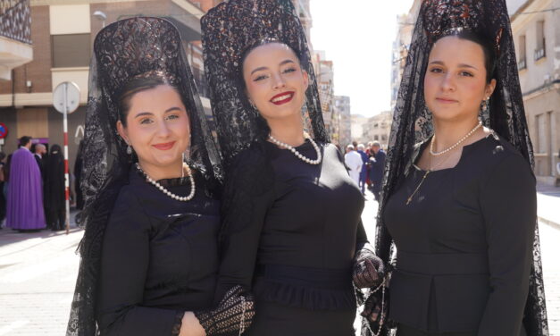 Las manolas de Jueves Santo se lucen en la tarde más bella