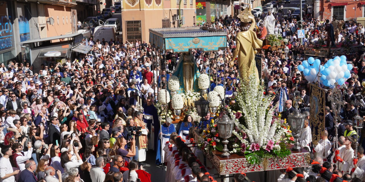 Miles de personas se dan cita en el Rollo para presenciar el Encuentro y el Caracol