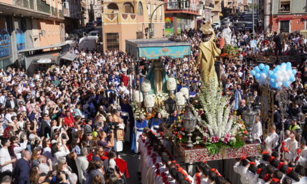Miles de personas se dan cita en el Rollo para presenciar el Encuentro y el Caracol