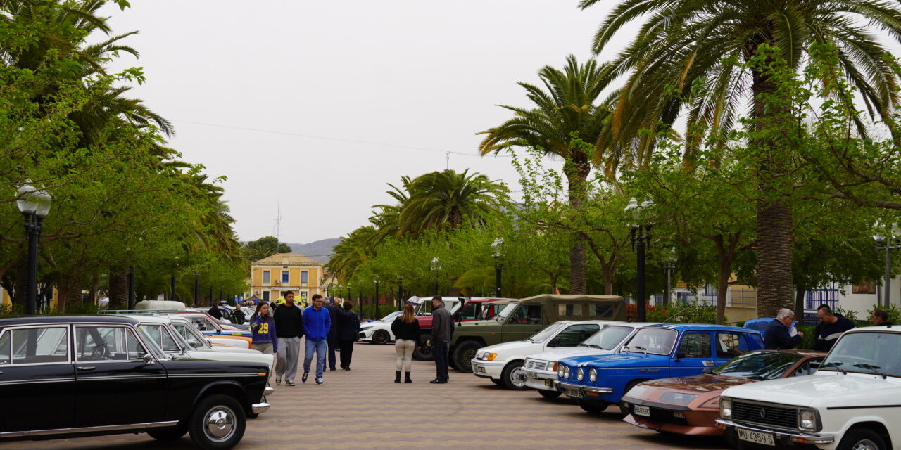 Más de 150 coches clásicos y deportivos se expusieron en el Paseo de Jumilla