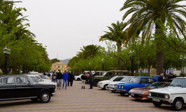 Más de 150 coches clásicos y deportivos se expusieron en el Paseo de Jumilla