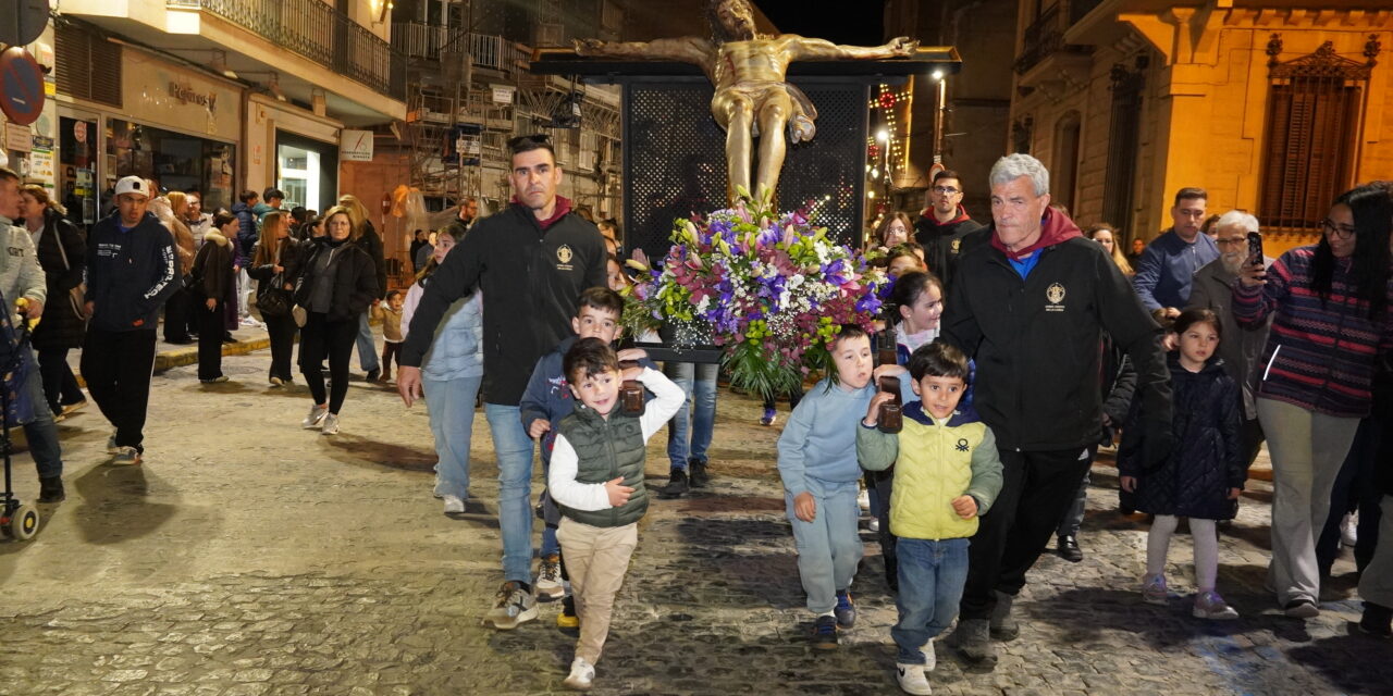 A hombros de los más pequeños, el Cristo de la Reja bajó a Jumilla