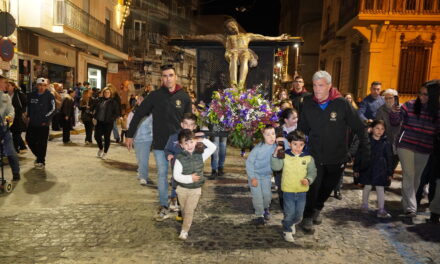A hombros de los más pequeños, el Cristo de la Reja bajó a Jumilla
