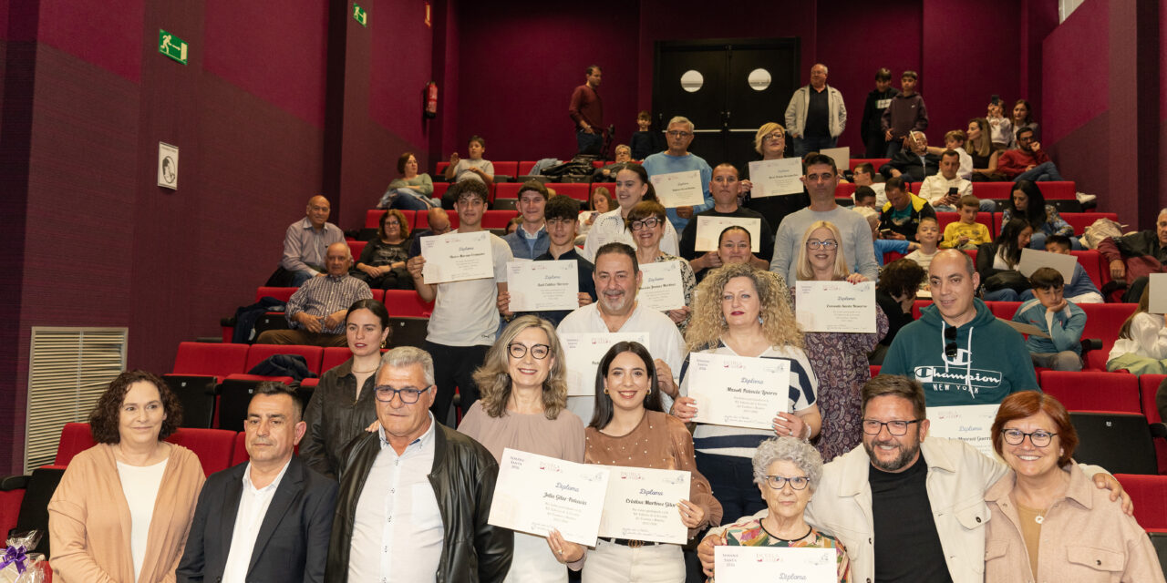 La Asociación Cristo de la Sangre entrega los diplomas de la escuela y celebra una misa en Santa Ana