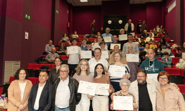 La Asociación Cristo de la Sangre entrega los diplomas de la escuela y celebra una misa en Santa Ana