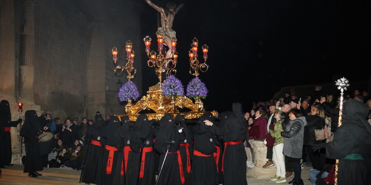 La procesión de Martes Santo sigue la Ruta de los Penitentes, inaugurada por la mañana