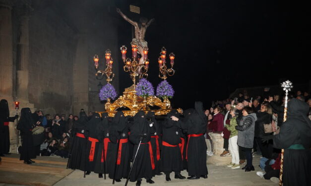 La procesión de Martes Santo sigue la Ruta de los Penitentes, inaugurada por la mañana