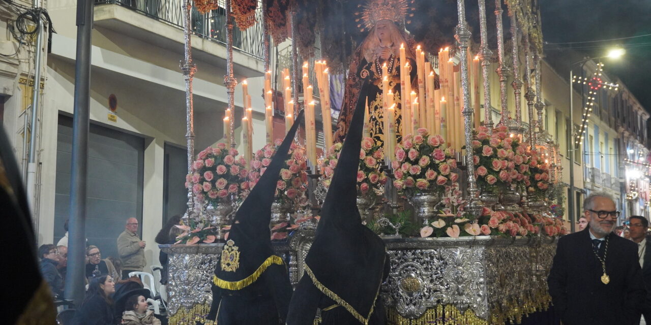 La Virgen de la Amargura cierra bajo palio Jueves Santo, envuelta en silencio y pasión
