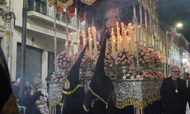La Virgen de la Amargura cierra bajo palio Jueves Santo, envuelta en silencio y pasión