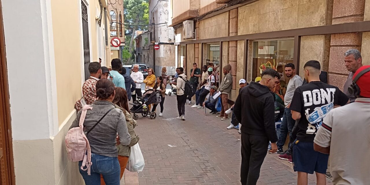 IU-P denuncia la “saturación” en el servicio de registro por la regularización de inmigrantes