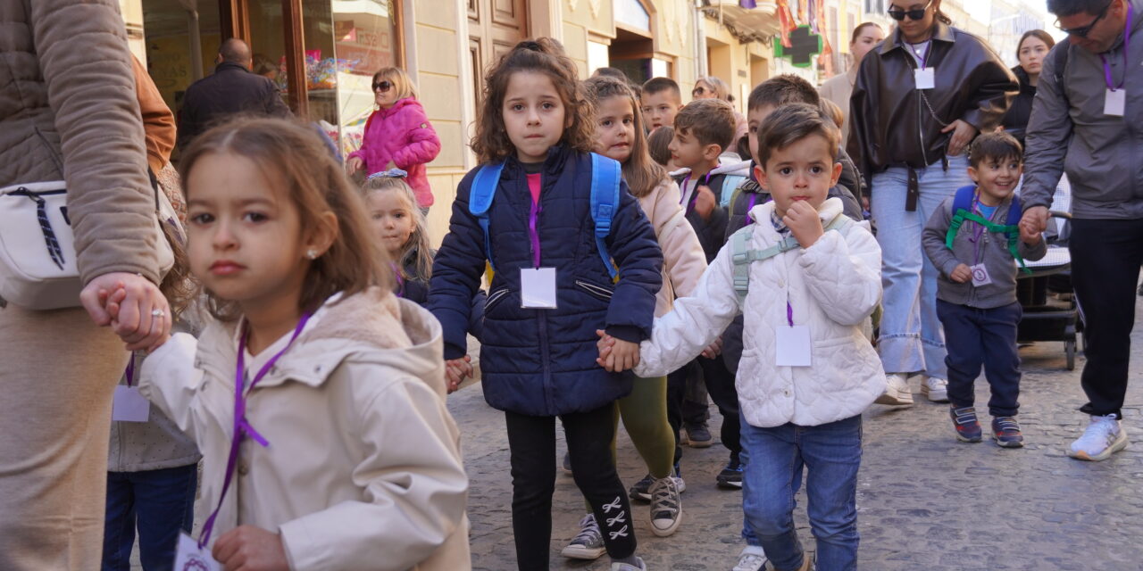 Los más pequeños acompañan al Cristo en el traslado hasta su sede
