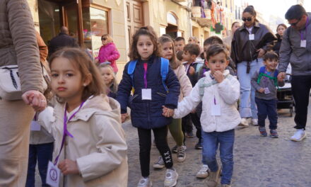 Los más pequeños acompañan al Cristo en el traslado hasta su sede
