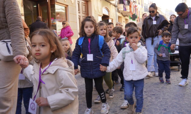 Los más pequeños acompañan al Cristo en el traslado hasta su sede