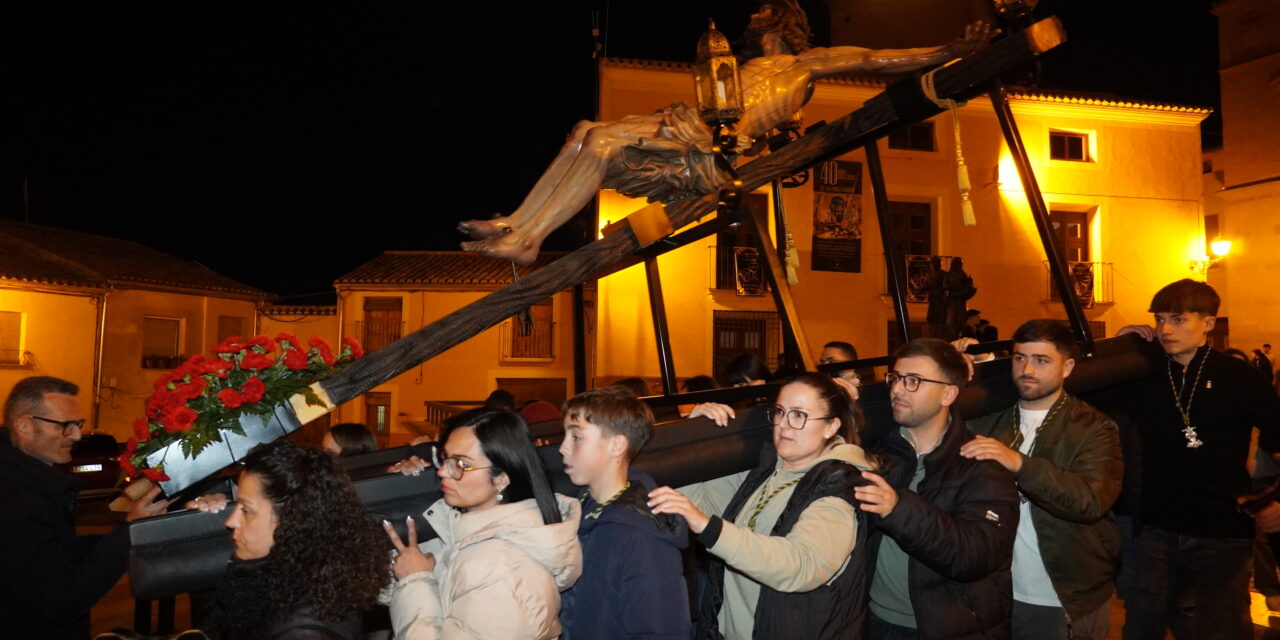 Jóvenes y niños participan en el traslado del Cristo de la Sed y su Cruz Alzada