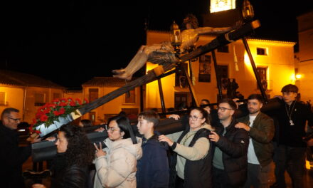 Jóvenes y niños participan en el traslado del Cristo de la Sed y su Cruz Alzada