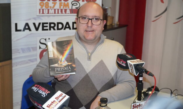 Juan José Lajara presenta “Prisma”, un poemario que amplía su novela “Sendas”