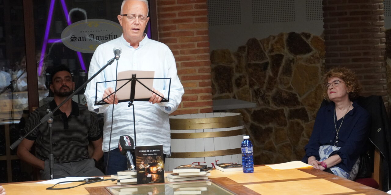 Andrés Martínez, sobre su libro «Fuera de la jaula». “Es un grito en mitad del silencio, una ventana abierta y una defensa a la libertad de pensamiento”