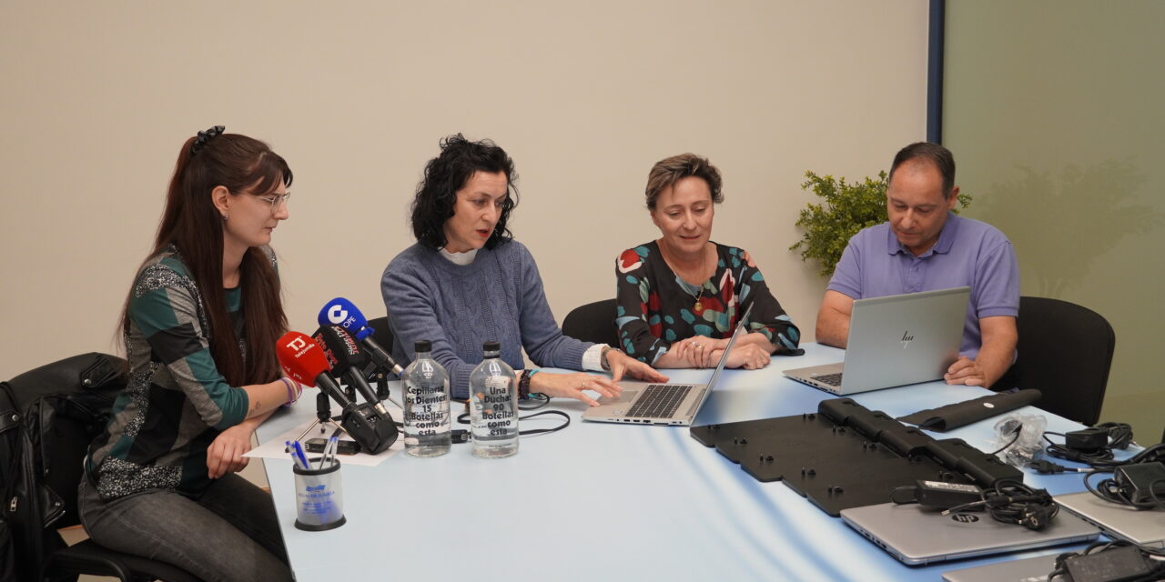 La empresa Aguas de Jumilla dona siete equipos informáticos para reforzar el área de Política Social