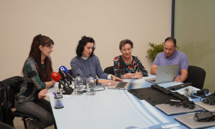 La empresa Aguas de Jumilla dona siete equipos informáticos para reforzar el área de Política Social