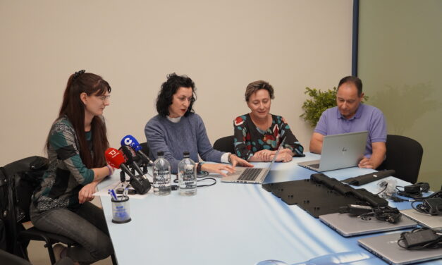 La empresa Aguas de Jumilla dona siete equipos informáticos para reforzar el área de Política Social