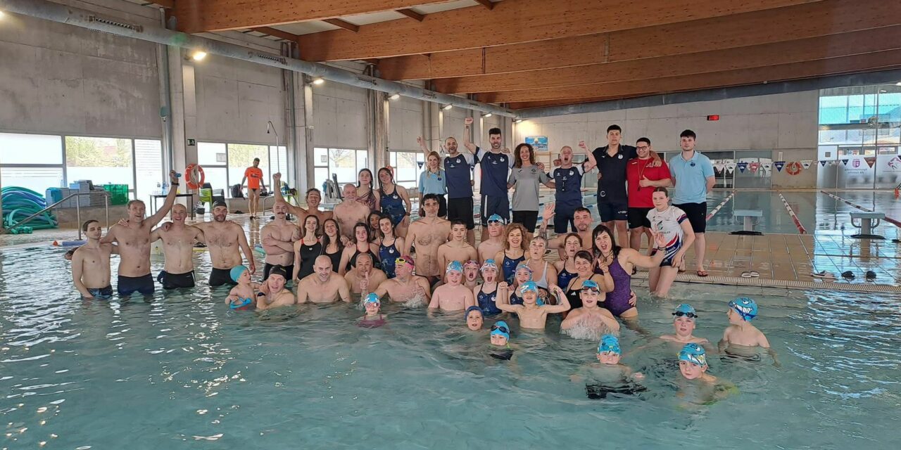 El Torneo Largos Solidarios citó a un centenar de nadadores el Jueves Santo