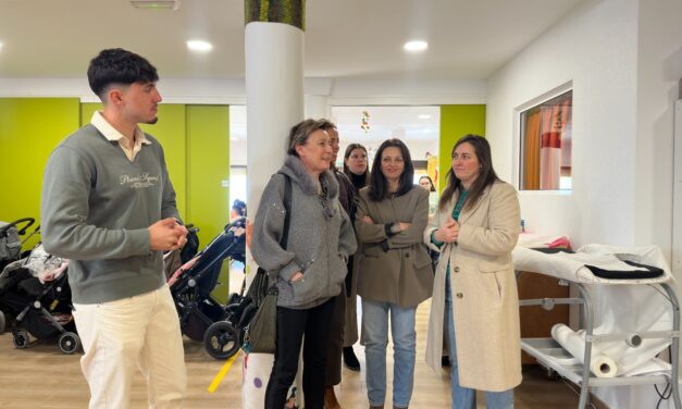 La directora general de Servicios Sociales, María José de Maya,visita el Hogar San José de Cáritas