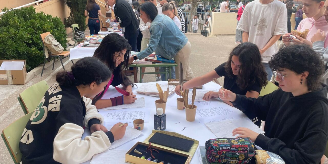 El Arzobispo Lozano celebra el Día del Libro con un taller de escritura con pluma y un mercadillo