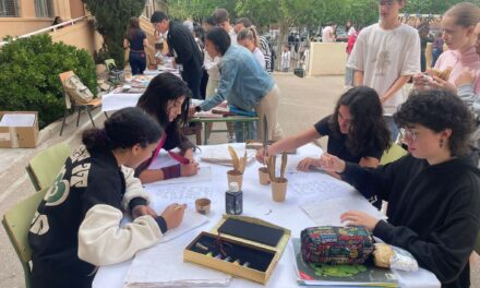 El Arzobispo Lozano celebra el Día del Libro con un taller de escritura con pluma y un mercadillo